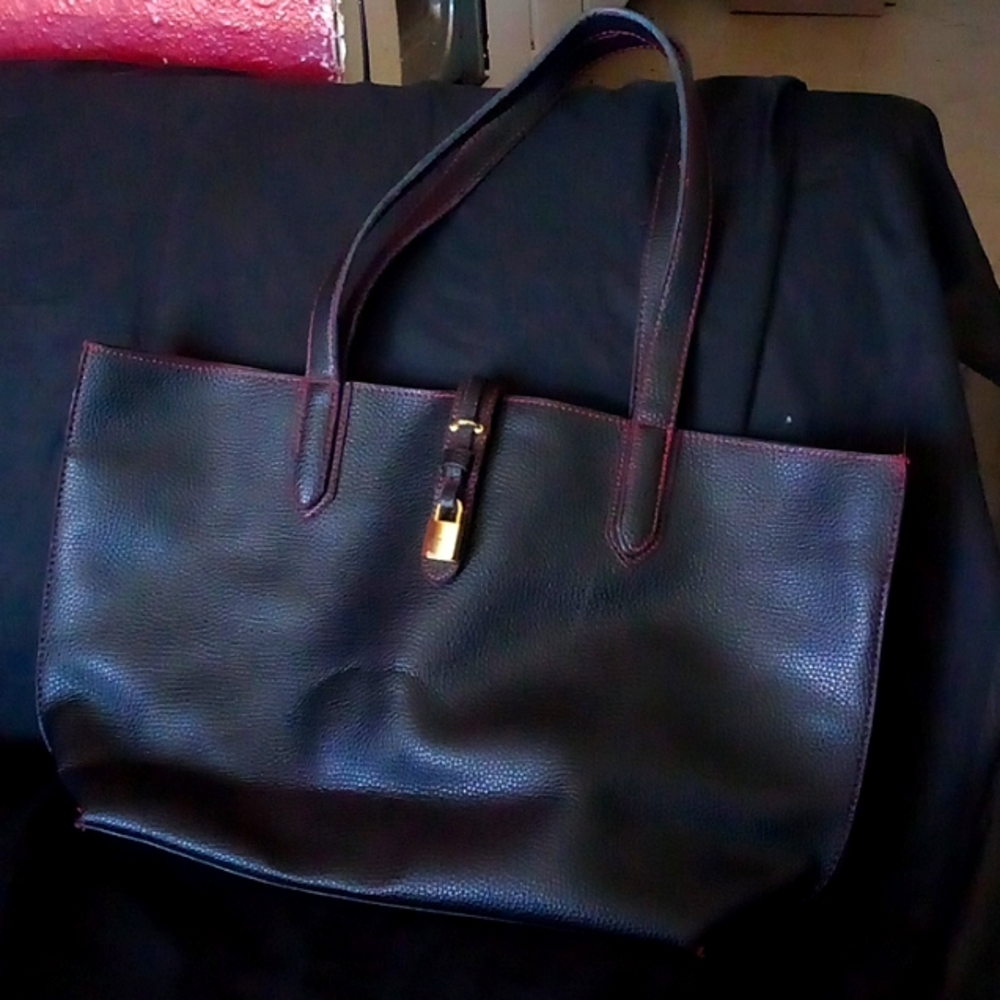 A título New York purse